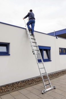 Stufen-Schiebeleiter 2-teilig mit nivello®-Traverse