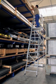 Aluminium-Plattformleiter klappbar mit schmalem Fahrwerk